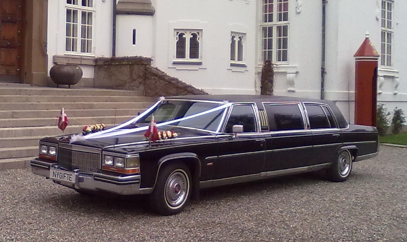 Sort limousine klar til bryllup
